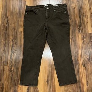 Wonderly Women’s size 12 regular mid-rise skinny crop jeans in the color grey.